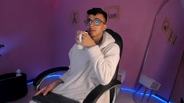 Snapshot of the_fenix_boy chatting on 12.02.25 the fenix boy online show from 12.02.25