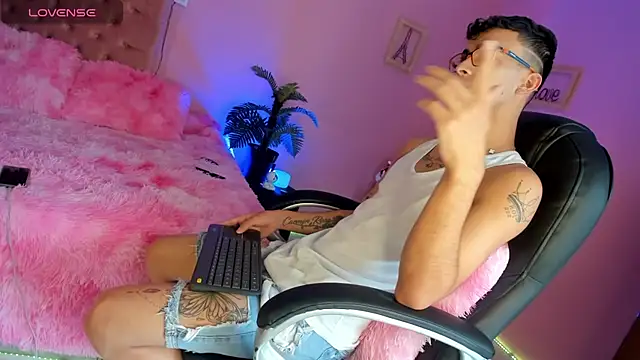 Snapshot of the_fenix_boy chatting on 12.03.25 the fenix boy online show from 12.03.25