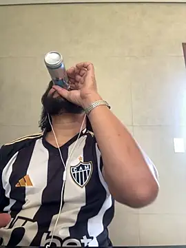 Snapshot of LoboCachorro chatting on 11.21.25 LoboCachorro online show from 11.21.25