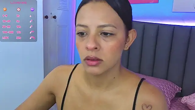 Snapshot of Aria_Russo chatting on 11.26.25 Aria Russo online show from 11.26.25