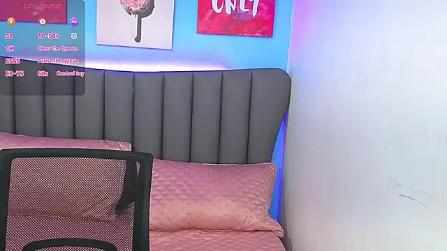 Snapshot of Aria_Russo chatting on 11.28.25 Aria Russo online show from 11.28.25