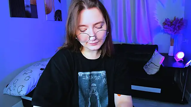 Snapshot of fairy_tara chatting on 11.18.25 fairy tara online show from 11.18.25