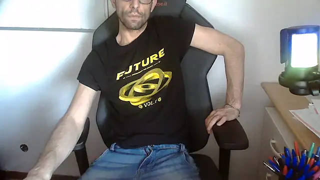 Snapshot of topg84 chatting on 05.25.26 topg84 online show from 05.25.26