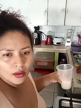 Snapshot of chikis12_ chatting on 11.24.25 chikis12 online show from 11.24.25