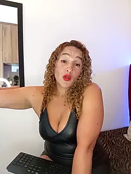 Snapshot of MilfTammyJones69 chatting on 10.21.25 MilfTammyJones69 online show from 10.21.25