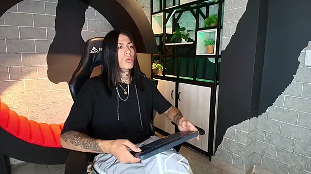 Snapshot of ArohomLester chatting on 11.02.25 ArohomLester online show from 11.02.25