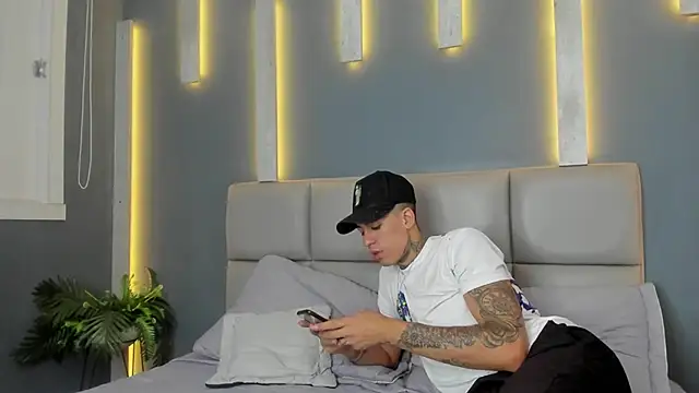 Snapshot of ArohomLester chatting on 11.22.25 ArohomLester online show from 11.22.25