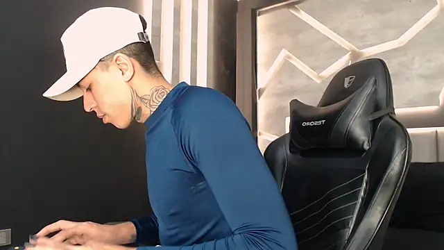 Snapshot of ArohomLester chatting on 11.28.25 ArohomLester online show from 11.28.25