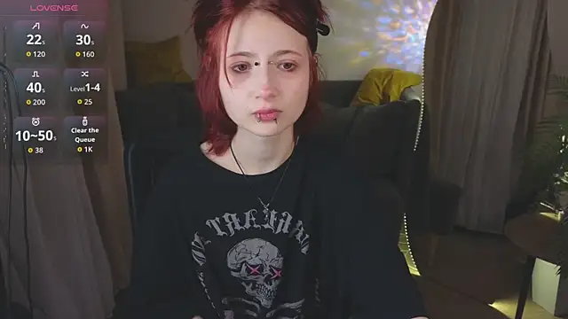 Snapshot of _L_o_r_r_y_ chatting on 11.17.25 L o r r y online show from 11.17.25