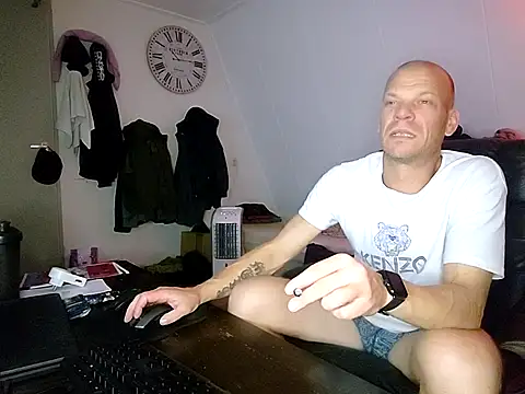 Snapshot of Kinky_Play1 chatting on 10.19.25 Kinky Play1 online show from 10.19.25
