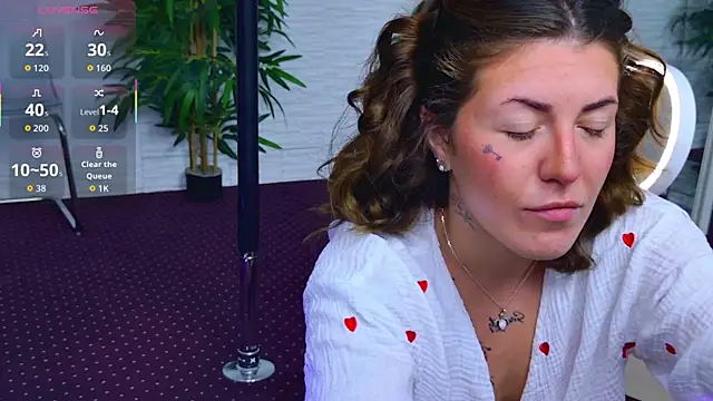 Snapshot of IvorySwan chatting on 11.23.25 IvorySwan online show from 11.23.25