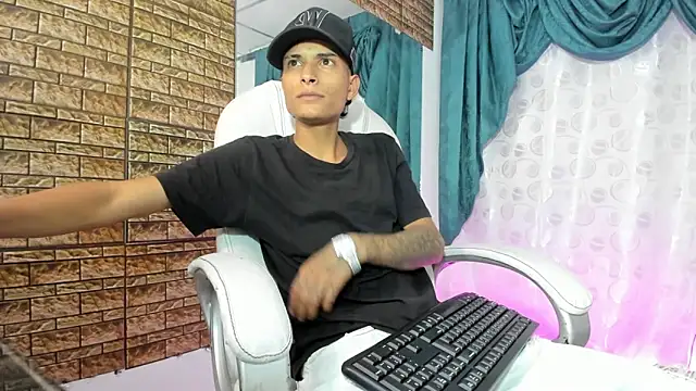 Snapshot of paul_booy chatting on 10.24.25 paul booy online show from 10.24.25