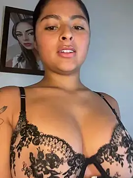 Snapshot of morenaQueen_ chatting on 11.25.25 morenaQueen online show from 11.25.25