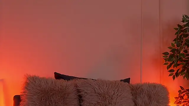 Snapshot of CrystalRedx chatting on 12.04.25 CrystalRedx online show from 12.04.25