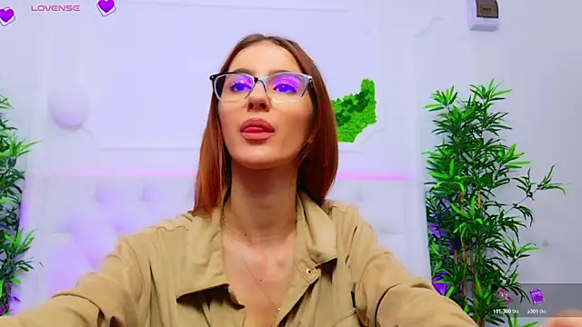 Snapshot of ElisaCharm chatting on 11.04.25 ElisaCharm online show from 11.04.25