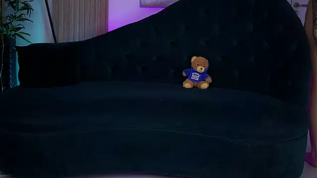 Snapshot of LaraSynn chatting on 11.06.25 LaraSynn online show from 11.06.25