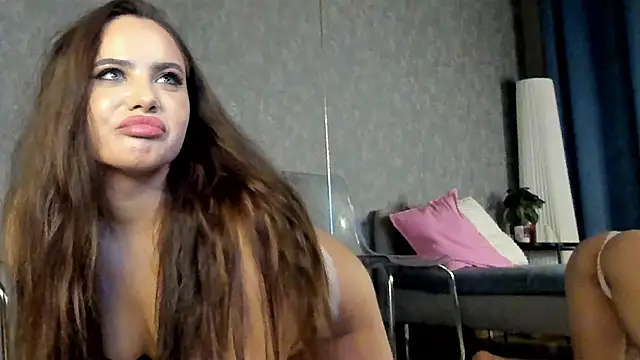 Snapshot of KarinaSparks chatting on 11.24.25 KarinaSparks online show from 11.24.25