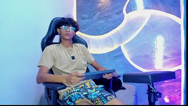 Snapshot of Sex_Boy_33_ chatting on 10.25.25 Sex Boy 33 online show from 10.25.25