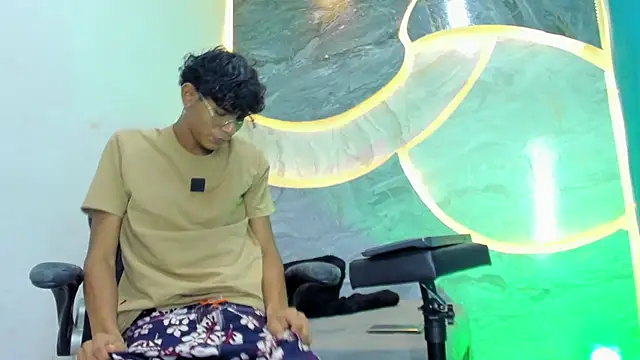 Snapshot of Sex_Boy_33_ chatting on 10.27.25 Sex Boy 33 online show from 10.27.25