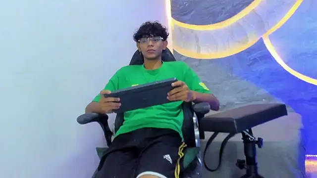 Snapshot of Sex_Boy_33_ chatting on 10.28.25 Sex Boy 33 online show from 10.28.25