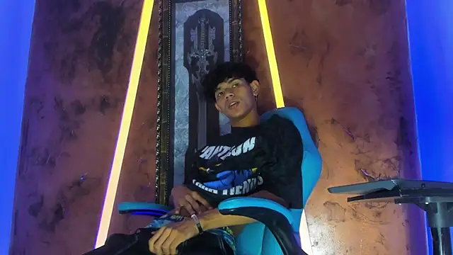 Snapshot of Sex_Boy_33_ chatting on 10.31.25 Sex Boy 33 online show from 10.31.25