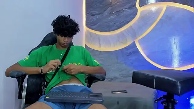 Snapshot of Sex_Boy_33_ chatting on 11.02.25 Sex Boy 33 online show from 11.02.25