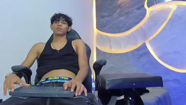 Snapshot of Sex_Boy_33_ chatting on 11.14.25 Sex Boy 33 online show from 11.14.25