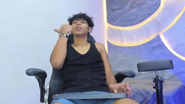 Snapshot of Sex_Boy_33_ chatting on 11.15.25 Sex Boy 33 online show from 11.15.25