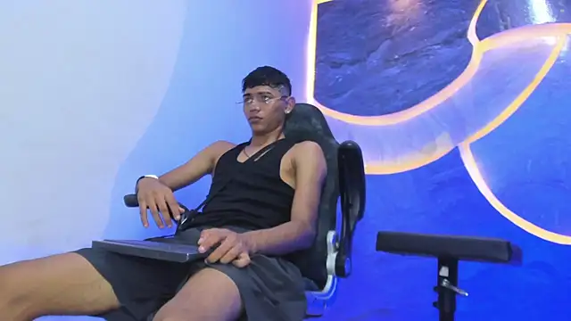 Snapshot of Sex_Boy_33_ chatting on 11.23.25 Sex Boy 33 online show from 11.23.25