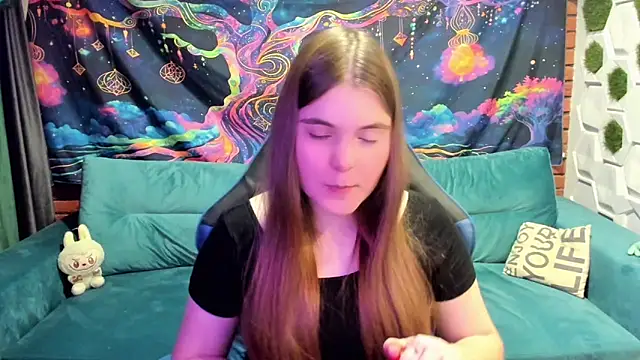 Snapshot of MiraaBloom chatting on 10.27.25 MiraaBloom online show from 10.27.25