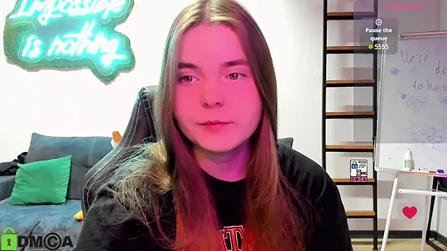 Snapshot of MiraaBloom chatting on 10.30.25 MiraaBloom online show from 10.30.25