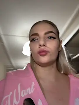 Snapshot of HugeBoobsAlice chatting on 11.08.25 HugeBoobsAlice online show from 11.08.25