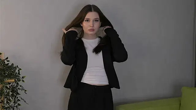 Snapshot of LonnaSkar chatting on 10.30.25 LonnaSkar online show from 10.30.25