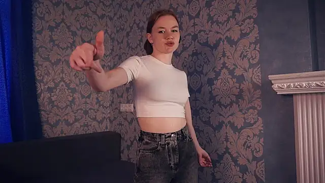 Snapshot of KarlynGow chatting on 11.03.25 KarlynGow online show from 11.03.25