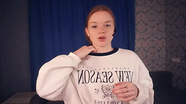 Snapshot of KarlynGow chatting on 11.21.25 KarlynGow online show from 11.21.25