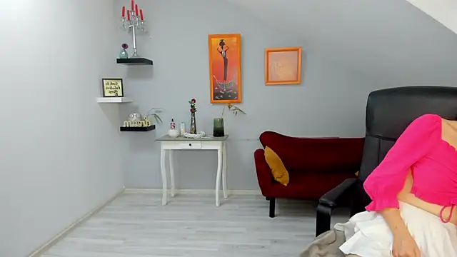 IzzyMonro online show from 12.14.25