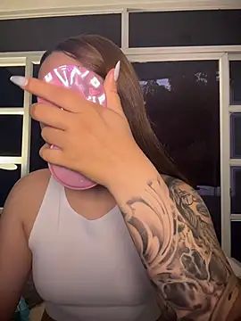 Snapshot of Beella1_ chatting on 12.18.25 Beella1 online show from 12.18.25