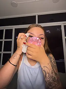 Snapshot of Beella1_ chatting on 01.13.26 Beella1 online show from 01.13.26