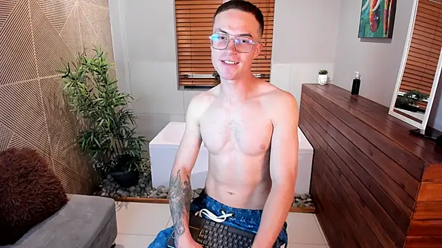 Snapshot of Lil_James chatting on 11.06.25 Lil James online show from 11.06.25