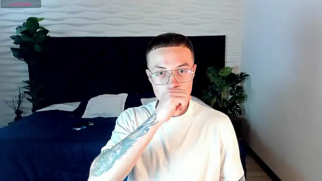 Snapshot of Lil_James chatting on 11.21.25 Lil James online show from 11.21.25