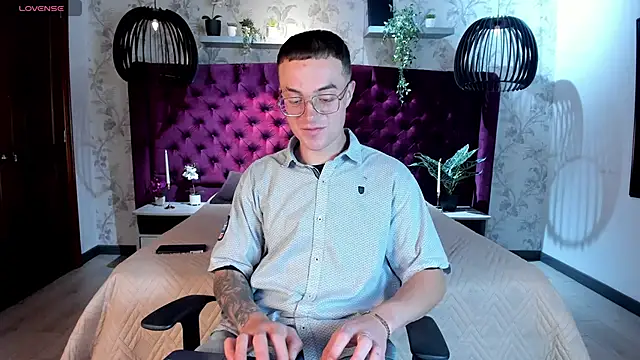 Snapshot of Lil_James chatting on 11.22.25 Lil James online show from 11.22.25