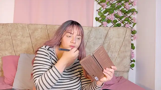 Snapshot of Karina_Wong chatting on 11.23.25 Karina Wong online show from 11.23.25