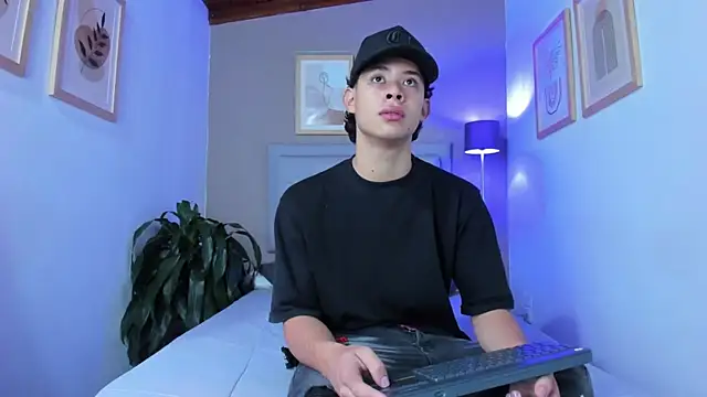 Snapshot of ApoloRicci chatting on 10.27.25 ApoloRicci online show from 10.27.25