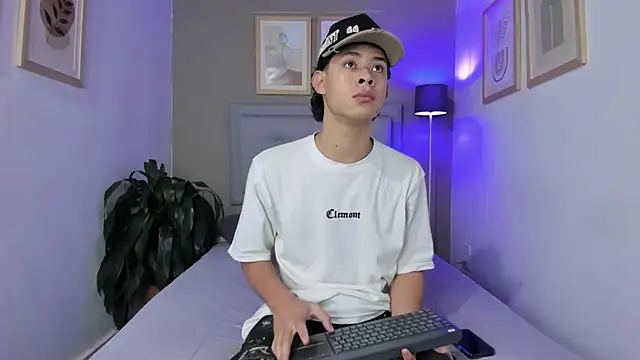 Snapshot of ApoloRicci chatting on 10.29.25 ApoloRicci online show from 10.29.25