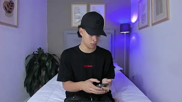 Snapshot of ApoloRicci chatting on 10.30.25 ApoloRicci online show from 10.30.25