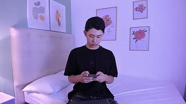 Snapshot of ApoloRicci chatting on 12.14.25 ApoloRicci online show from 12.14.25