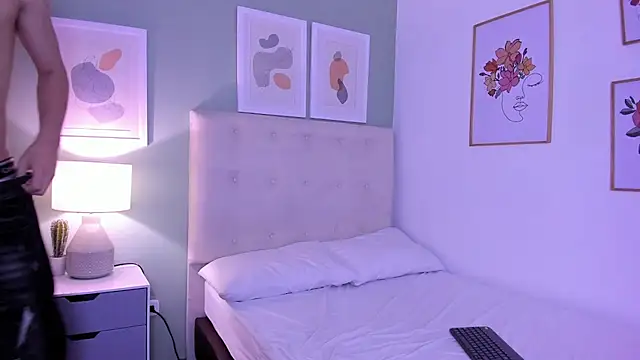 Snapshot of ApoloRicci chatting on 12.17.25 ApoloRicci online show from 12.17.25