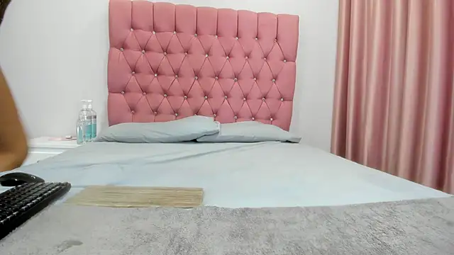 Snapshot of Miss_Bubu chatting on 10.30.25 Miss Bubu online show from 10.30.25