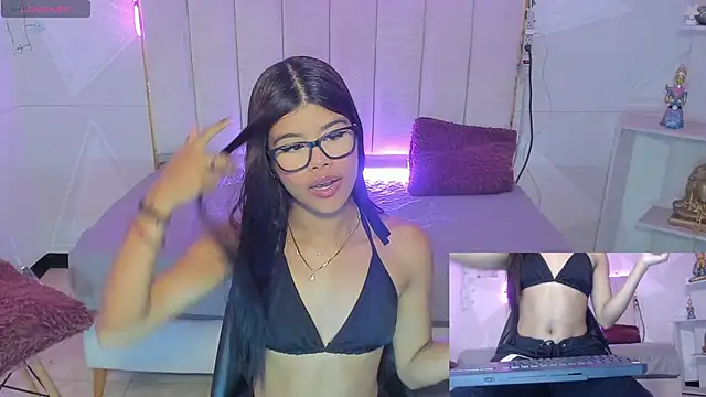 Snapshot of Sidney_Brownn chatting on 10.31.25 Sidney Brownn online show from 10.31.25