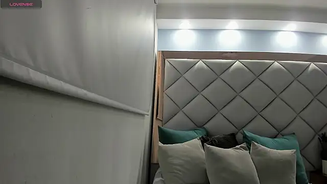 Snapshot of mirandaduboiss chatting on 11.20.25 mirandaduboiss online show from 11.20.25